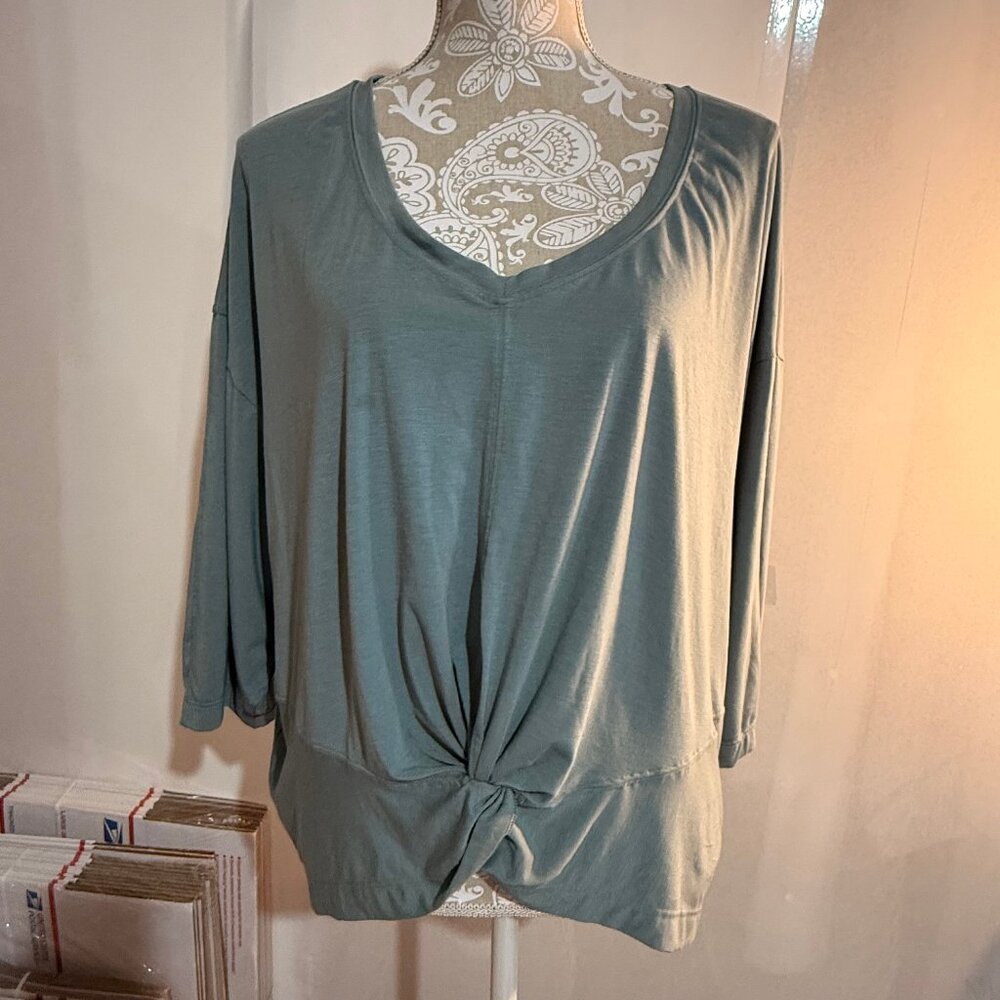 Athleta Sz 2X Sage Green Embody Twist Front Top